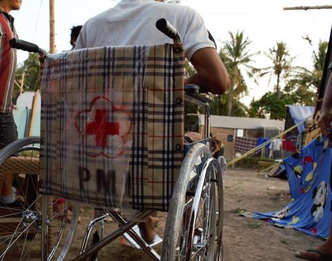 The Indonesian Red Cross meeting needs of vulnerable residents, people with disabilities and the elderly. Sydney Morton/IFRC/American Red Cross